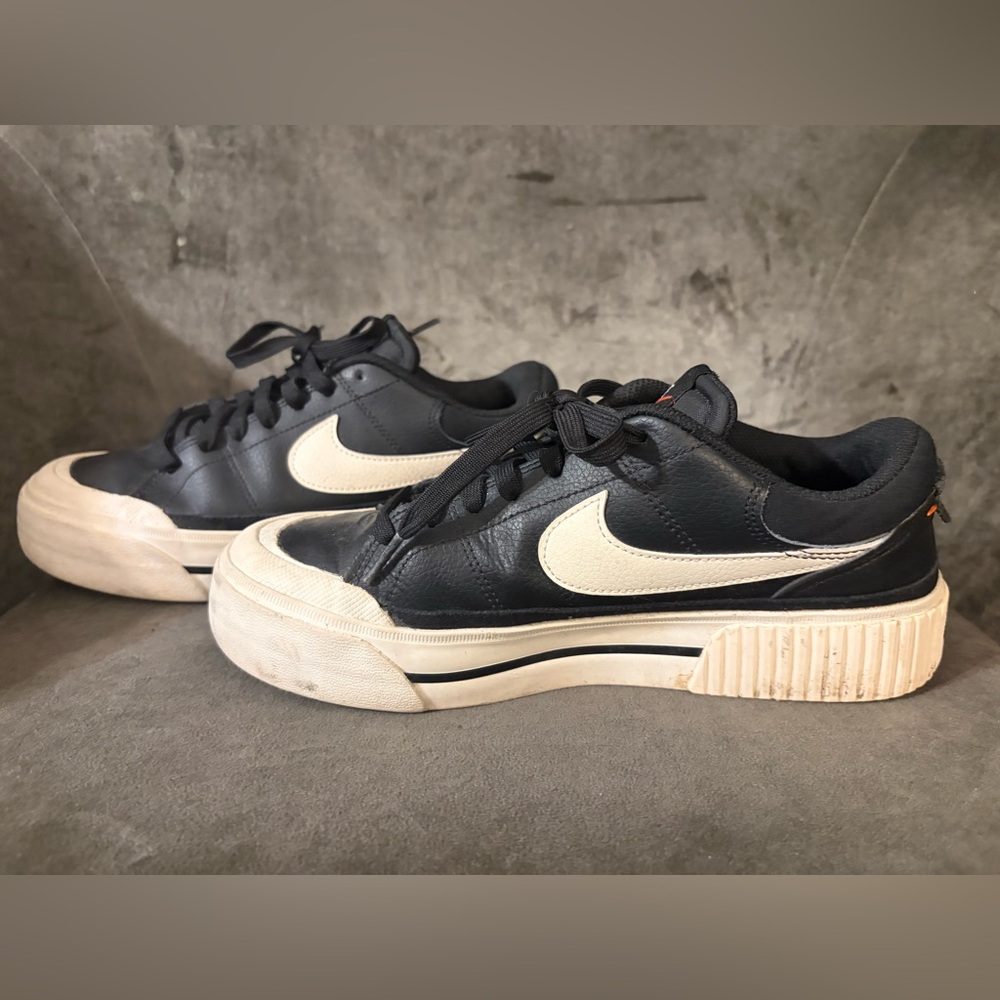 Nike Black leather Sneakers with White Size Tag Detail